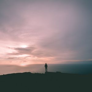 Preview wallpaper silhouette, dark, twilight, cliff, sea, horizon