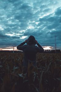 Preview wallpaper silhouette, field, dark, twilight, evening