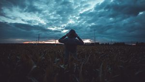 Preview wallpaper silhouette, field, dark, twilight, evening