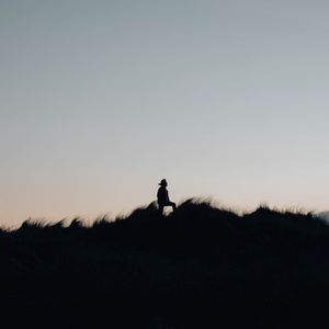 Preview wallpaper silhouette, field, night, sky, lonely