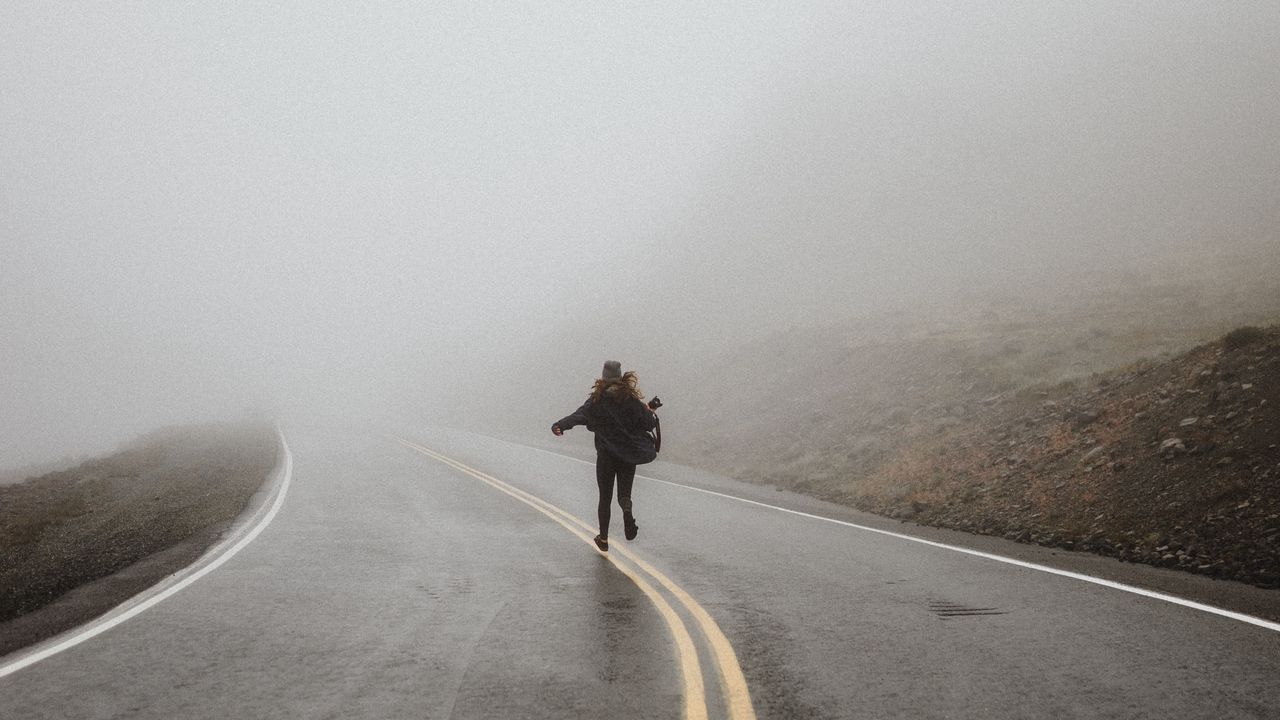 Wallpaper silhouette, fog, road, run, lonely, loneliness