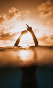 Preview wallpaper silhouette, hands, water, sun, light, sunset
