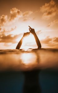 Preview wallpaper silhouette, hands, water, sun, light, sunset