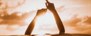 Preview wallpaper silhouette, hands, water, sun, light, sunset