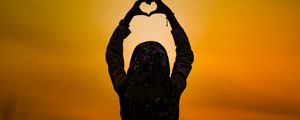 Preview wallpaper silhouette, heart, sunset, girl