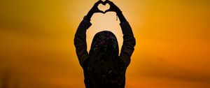 Preview wallpaper silhouette, heart, sunset, girl