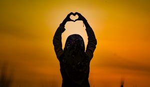 Preview wallpaper silhouette, heart, sunset, girl