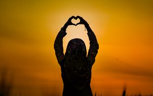 Preview wallpaper silhouette, heart, sunset, girl