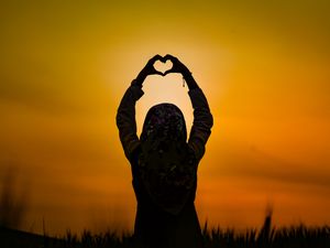 Preview wallpaper silhouette, heart, sunset, girl