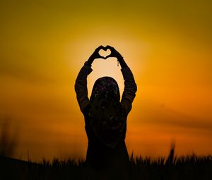 Preview wallpaper silhouette, heart, sunset, girl