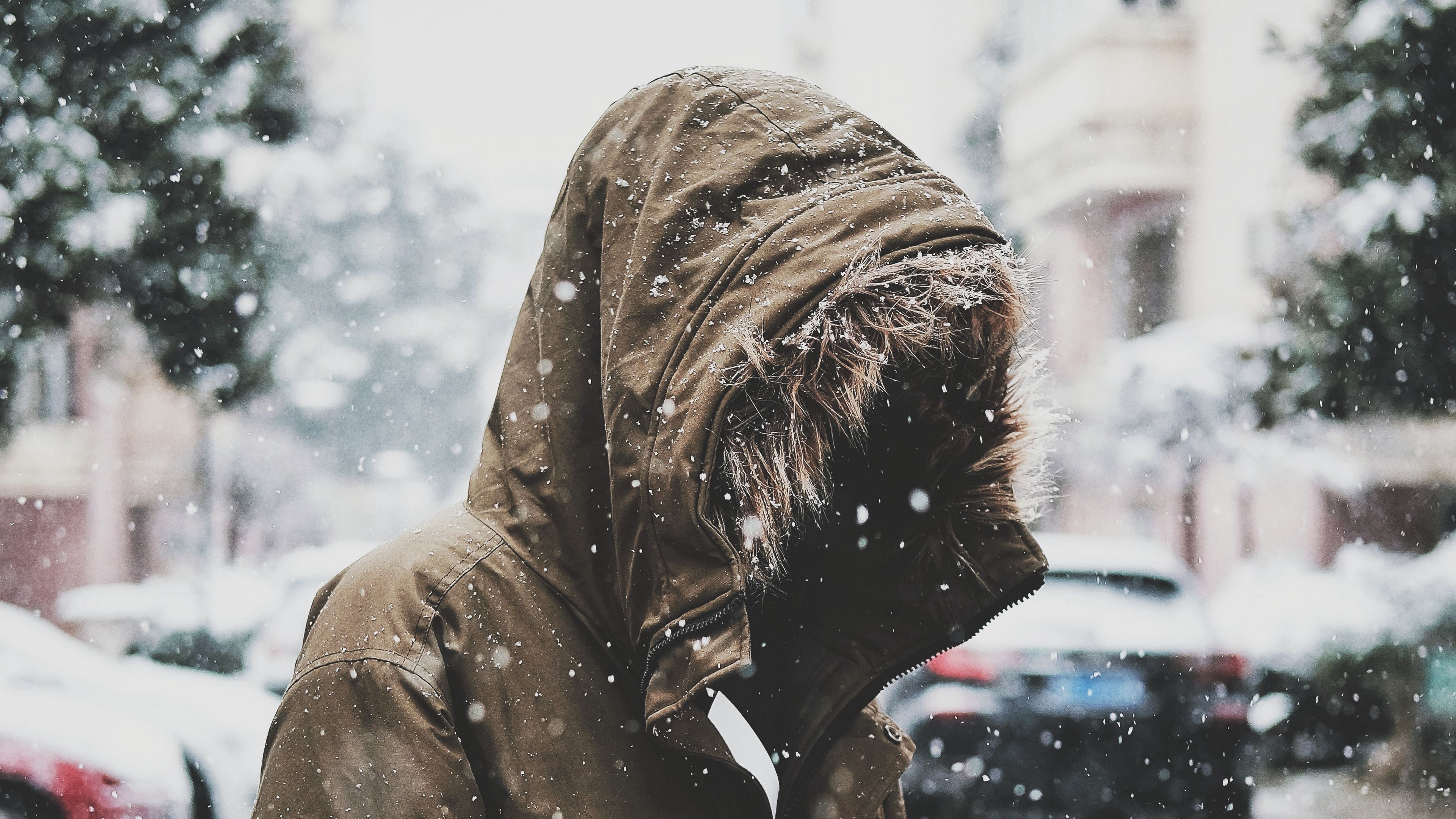 На улице снег на душе. В капюшоне зимой. Человек в капюшоне зимой. Парень в капюшоне со спины зимой. Люди зимы.
