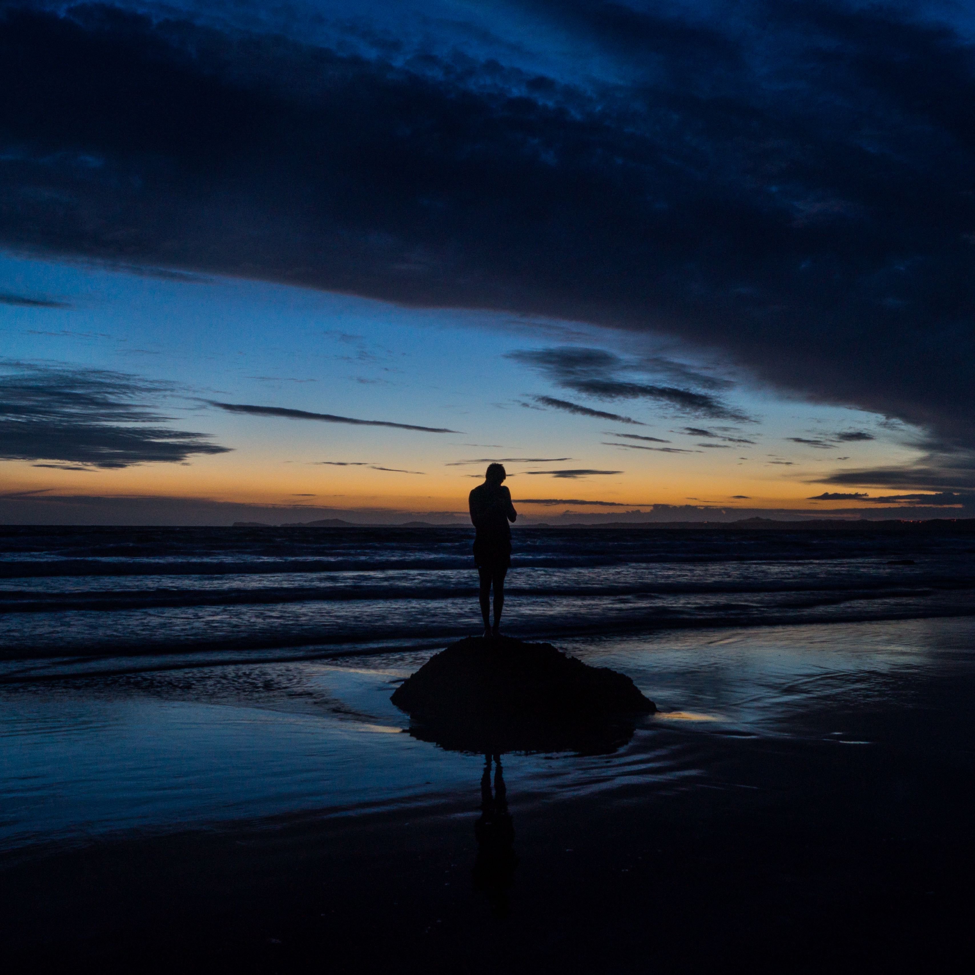 Download wallpaper 3415x3415 silhouette, lonely, loneliness, sunset ...