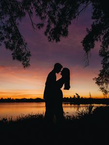 Preview wallpaper silhouette, love, sunset, romance