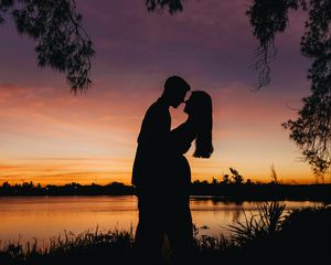 Preview wallpaper silhouette, love, sunset, romance