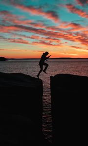 Preview wallpaper silhouette, man, jump, sea