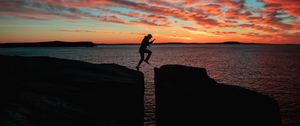 Preview wallpaper silhouette, man, jump, sea