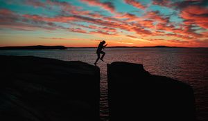 Preview wallpaper silhouette, man, jump, sea
