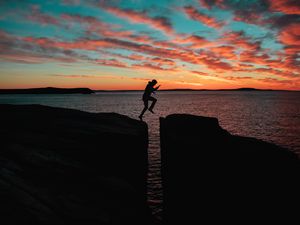 Preview wallpaper silhouette, man, jump, sea