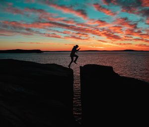 Preview wallpaper silhouette, man, jump, sea