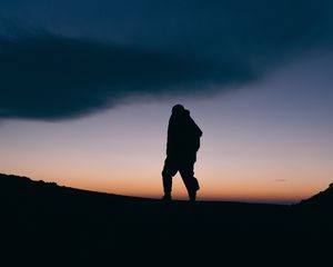 Preview wallpaper silhouette, man, night, freedom, sky, clouds