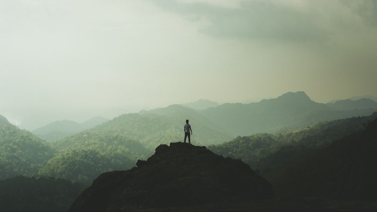 Wallpaper silhouette, mountains, fog, peak, loneliness, freedom