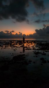 Preview wallpaper silhouette, ocean, sunset, horizon, clouds