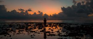 Preview wallpaper silhouette, ocean, sunset, horizon, clouds