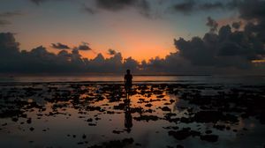 Preview wallpaper silhouette, ocean, sunset, horizon, clouds