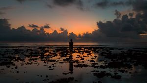 Preview wallpaper silhouette, ocean, sunset, horizon, clouds