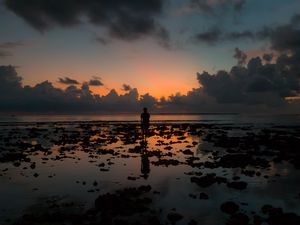Preview wallpaper silhouette, ocean, sunset, horizon, clouds