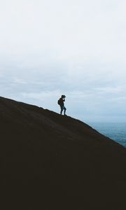 Preview wallpaper silhouette, photographer, hill, shore