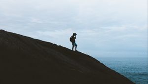 Preview wallpaper silhouette, photographer, hill, shore