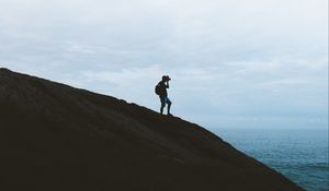 Preview wallpaper silhouette, photographer, hill, shore