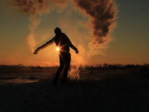 Preview wallpaper silhouette, sand, toss, dark, twilight, sunlight