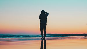 Preview wallpaper silhouette, sea, sunset, man, horizon