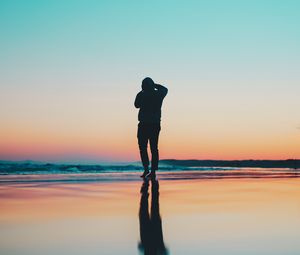 Preview wallpaper silhouette, sea, sunset, man, horizon