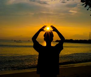 Preview wallpaper silhouette, sea, sunset, sun, surf, shore