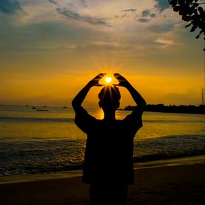 Preview wallpaper silhouette, sea, sunset, sun, surf, shore