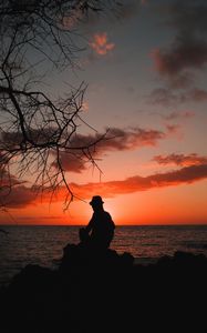 Preview wallpaper silhouette, sea, sunset, solitude, loneliness