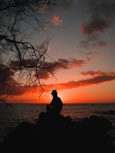 Preview wallpaper silhouette, sea, sunset, solitude, loneliness