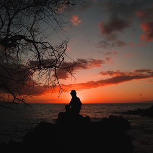 Preview wallpaper silhouette, sea, sunset, solitude, loneliness