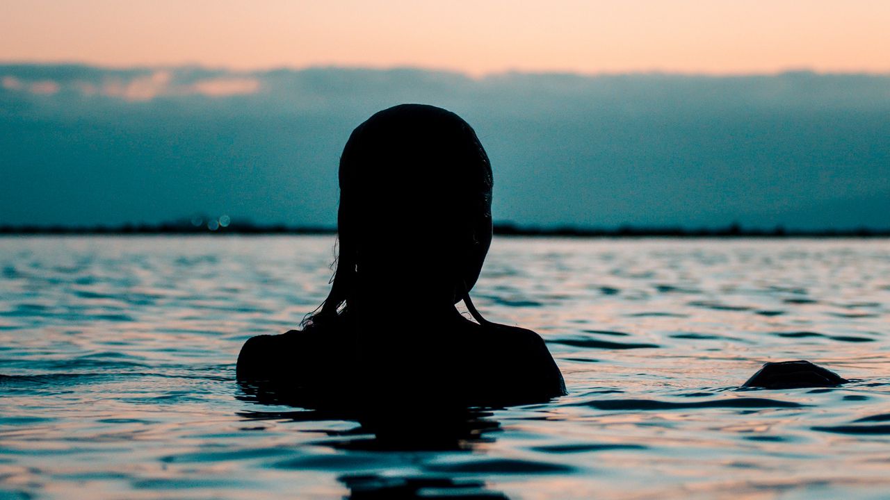 Wallpaper silhouette, sea, sunset, swimming, ripples