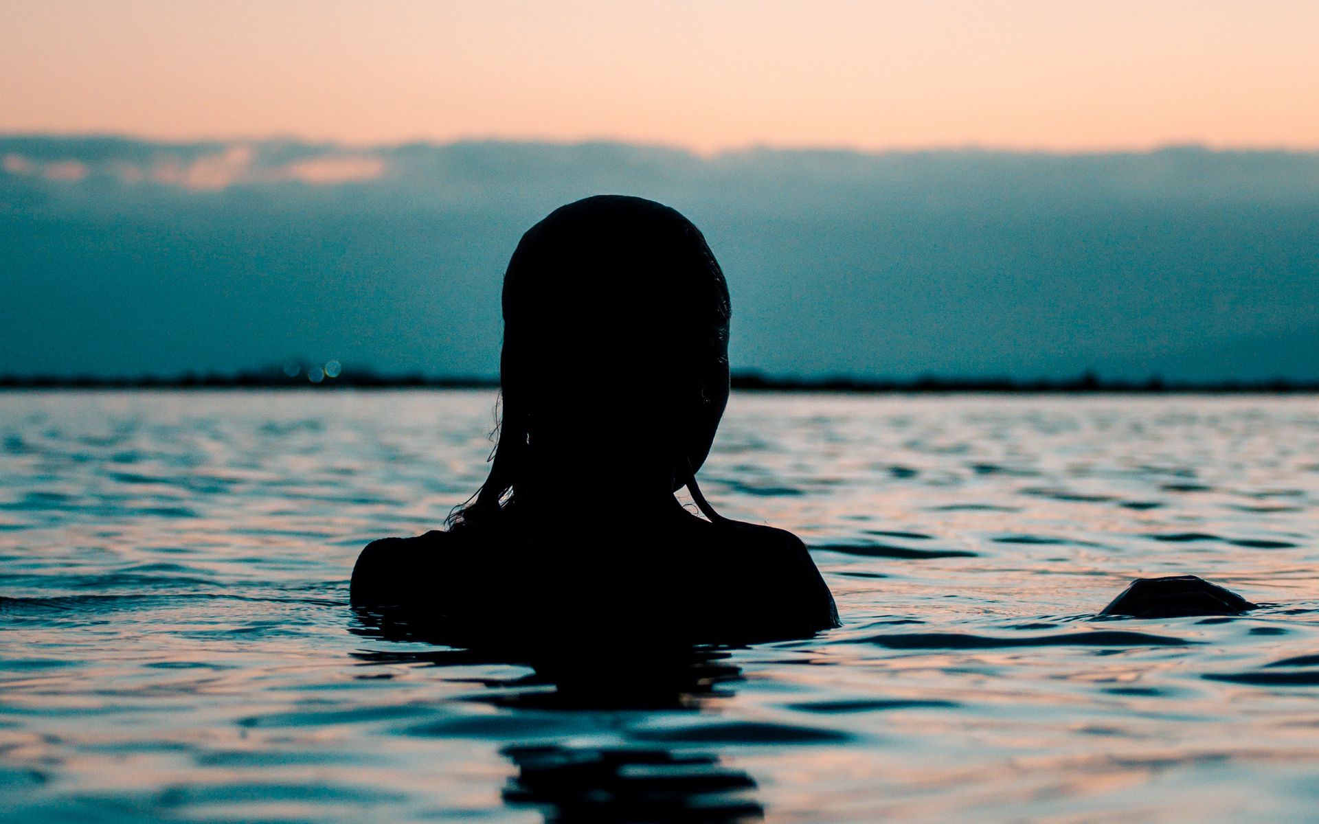 Download wallpaper 1920x1200 silhouette, sea, sunset, swimming, ripples