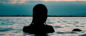 Preview wallpaper silhouette, sea, sunset, swimming, ripples