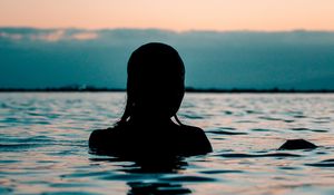 Preview wallpaper silhouette, sea, sunset, swimming, ripples