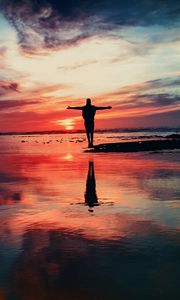 Preview wallpaper silhouette, shore, sunset, freedom, motivation