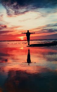 Preview wallpaper silhouette, shore, sunset, freedom, motivation