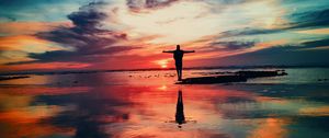 Preview wallpaper silhouette, shore, sunset, freedom, motivation