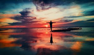 Preview wallpaper silhouette, shore, sunset, freedom, motivation