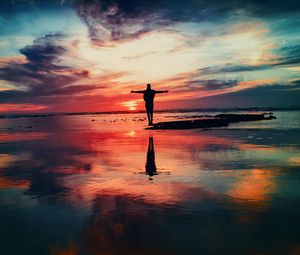 Preview wallpaper silhouette, shore, sunset, freedom, motivation